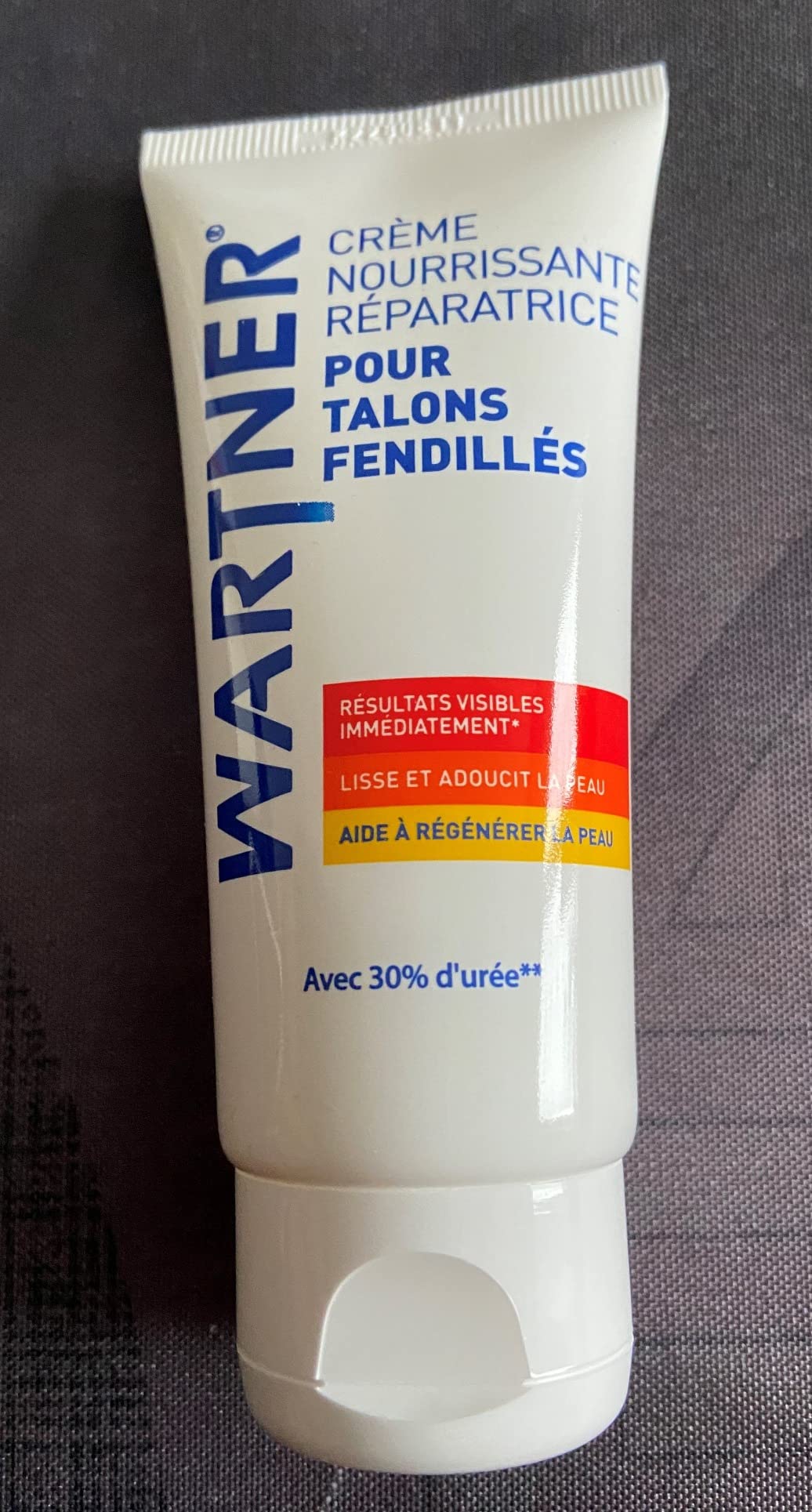 À 67 ans, mes pieds revivent. J'avais des talons très épais et fendillés qui me faisaient mal en marchant. Avec cette crème à l'urée, en dix jours ils sont devenus souples et lisses. Je l'applique après la douche, j'enfile des chaussettes en coton pour la nuit. Le matin, un petit coup de pierre ponce et c'est parfait. Je peux remettre mes sandales sans honte. Merci pour ce produit efficace et pas cher.